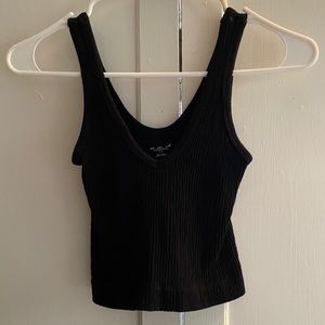 UO ribbed black crop tank top!
